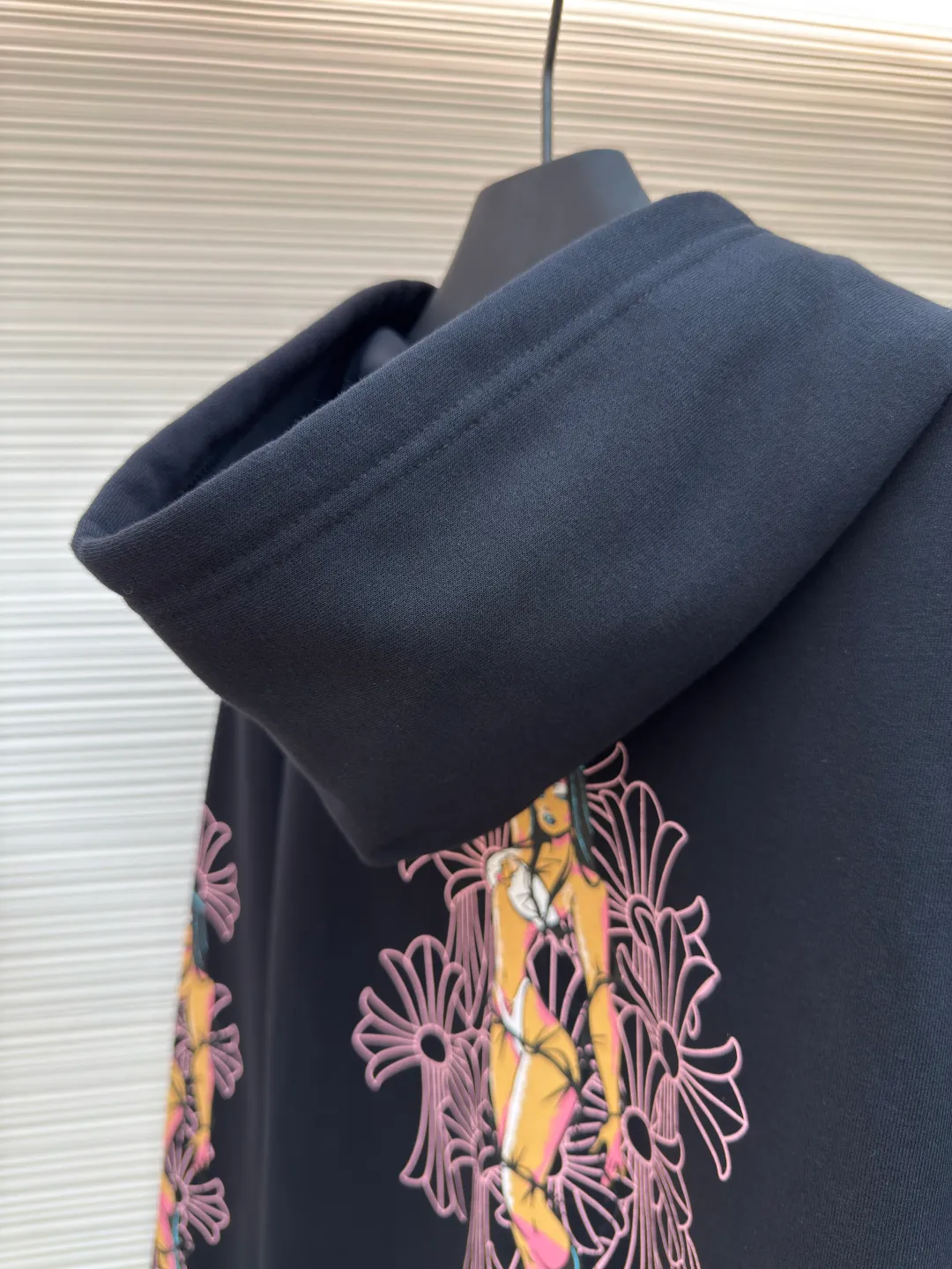 Chrome Hearts Deadly Doll co-branded zipper hoodie ●Authentic product: 12,000 purchased and developed ●Item number: 1680453-A75 ●Fabric: thin velvet coarse fish scale fabric ●Technology: brushed and washed ●Version: loose version ●Weight: about 750 grams ●Size: S-M-L ●Description: The fabric is made of 420 grams of thin velvet coarse fish scale fabric, and the printing is based on the original version and is printed with hand glue. The finished product is brushed, washed and shaped. It feels very good to the touch and has real antique silver chain heads. The overall wiring is straight and delicate, the fabric is comfortable and soft, and the color is consistent without color difference. It can be matched with the same style to create a fashionable look and control various occasions. Customized accessories, complete with three standards, same style for men and women!